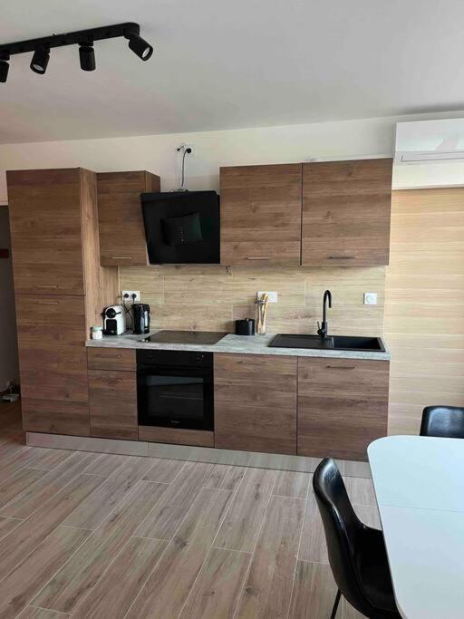 Joli Appart/Vue Etang/Clim /Wifi Balaruc-les-Bains Exterior photo